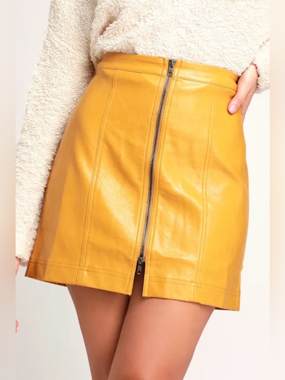 NWT🌙MOON RIVER
Clariah Mustard Yellow
Faux Leather Zip-Up
Mini Skirt
Size XS